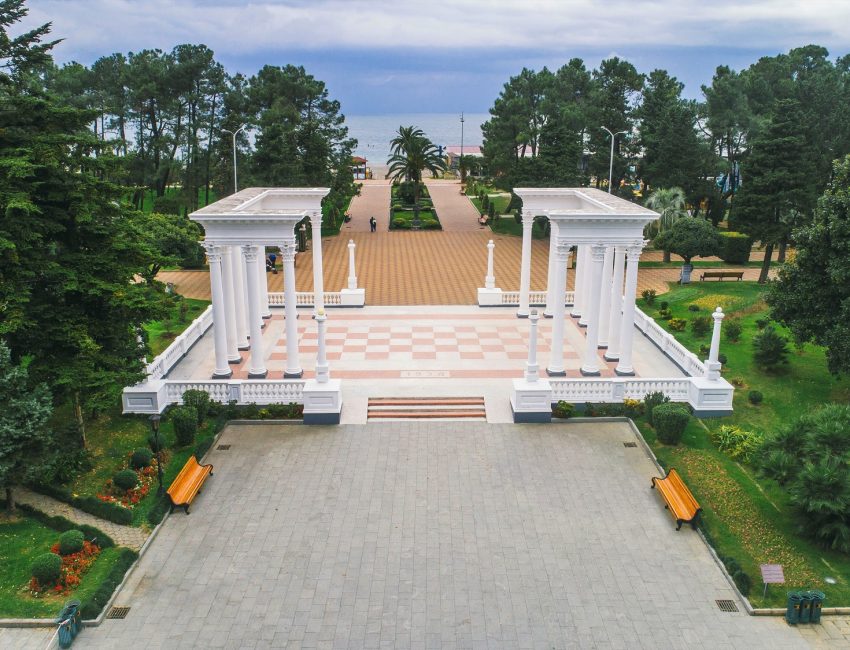 De kolommen van de boulevard in Batumi met de Zwarte Zee op de achtergrond