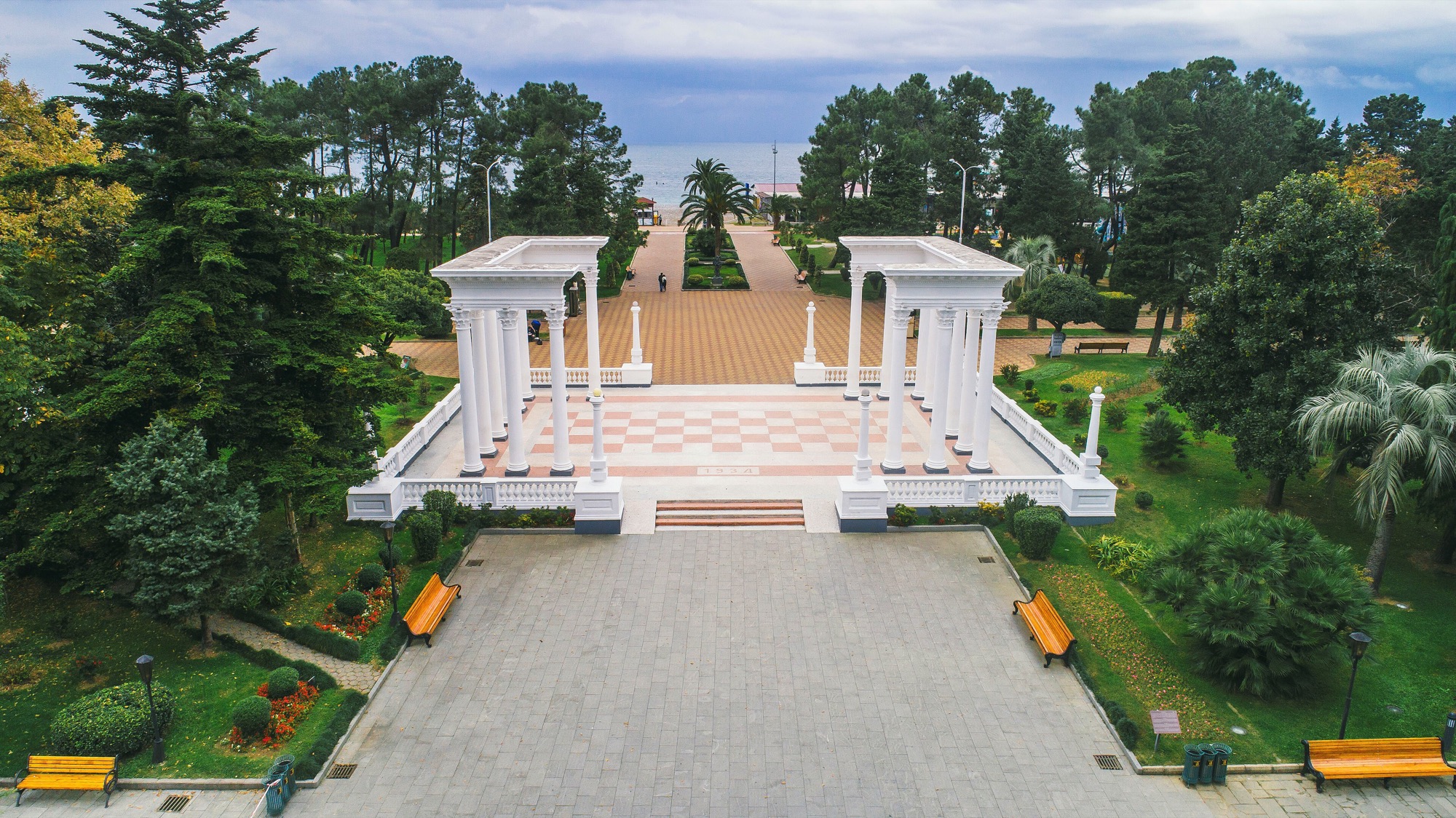 De kolommen van de boulevard in Batumi met de Zwarte Zee op de achtergrond