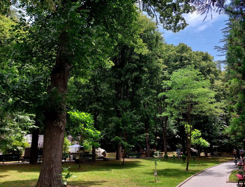 Wandelpad in het centrale park van Borjomi