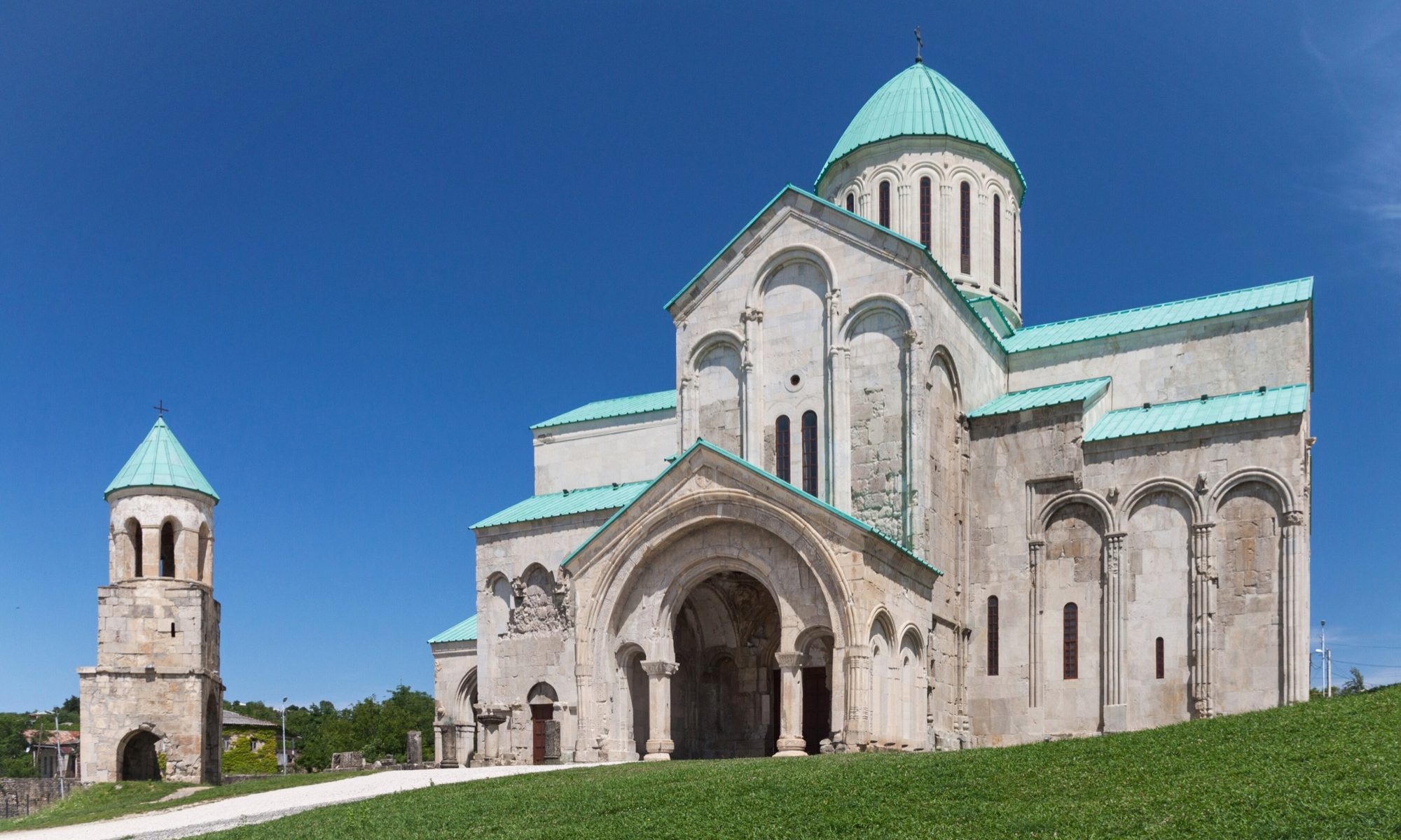 De Bagrati-kathedraal met klokkentoren in Kutaisi