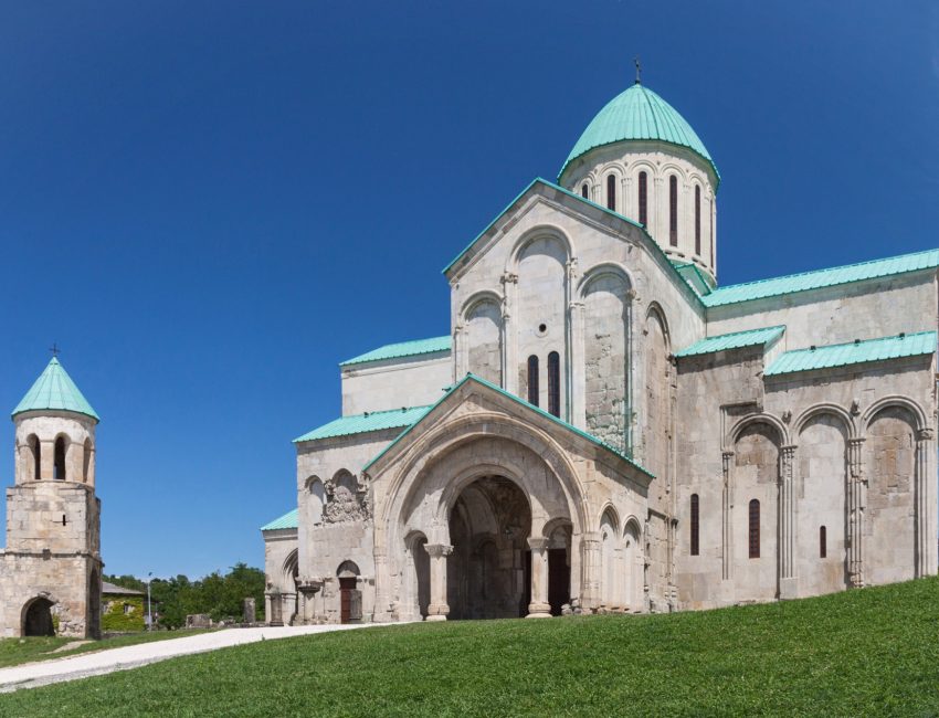 De Bagrati-kathedraal met klokkentoren in Kutaisi