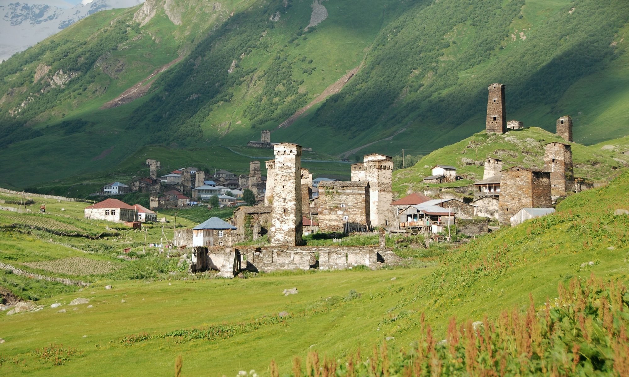 De middeleeuwse wachttorens van Ushguli in Svaneti