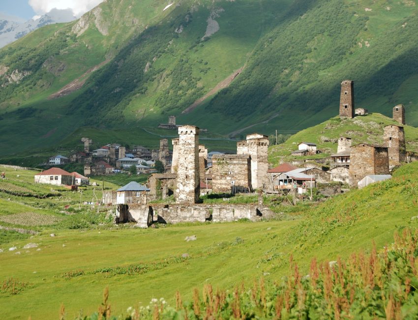 De middeleeuwse wachttorens van Ushguli in Svaneti