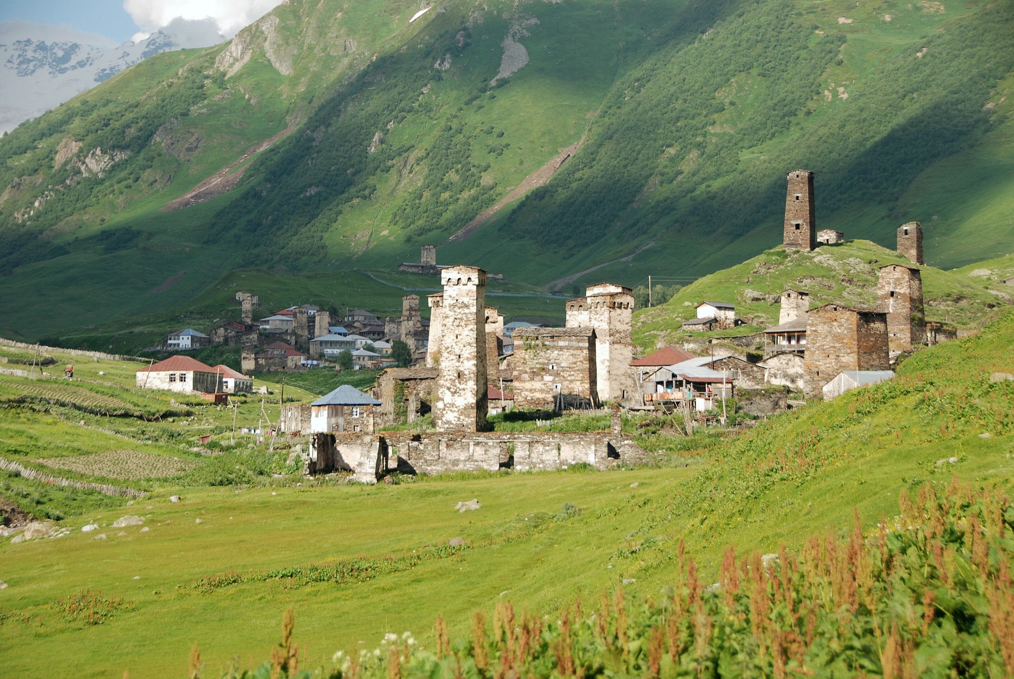 Historische torens in het berglandschap van Svaneti