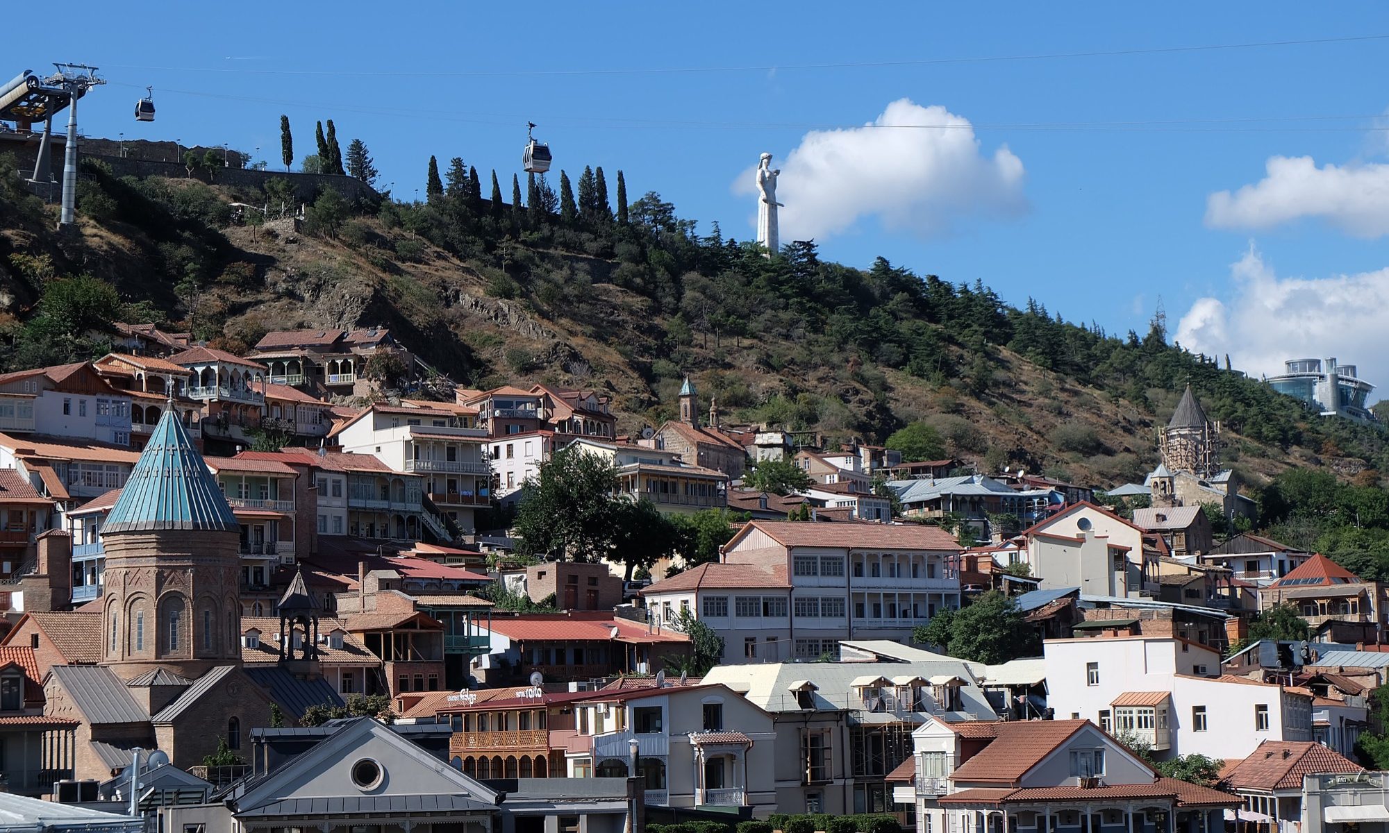 De oude stad van Tbilisi met het standbeeld Moeder Georgië op de heuvel