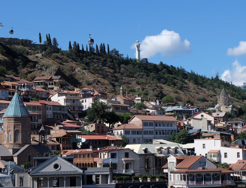 De oude stad van Tbilisi met het standbeeld Moeder Georgië op de heuvel